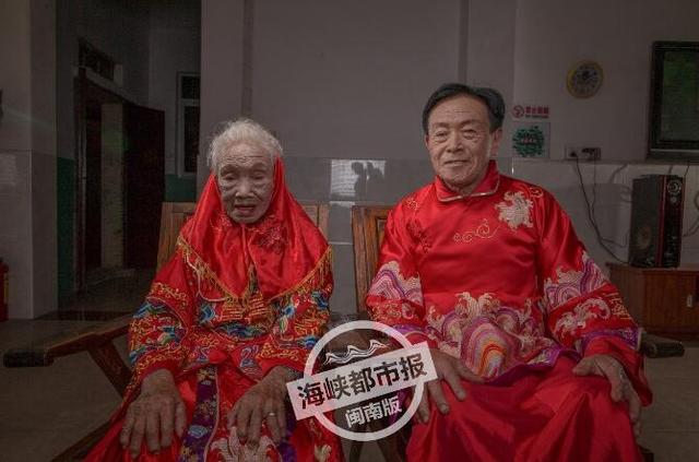 泉州九旬老人拍婚纱照 旁边坐着的是他儿子_大