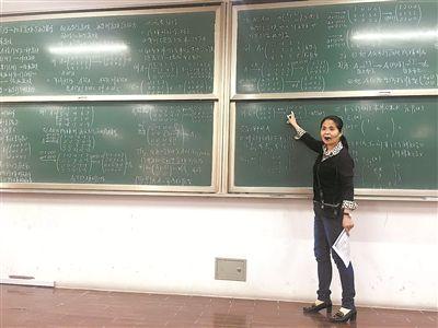 大学老师35年坚持板书授课 每堂课写满8块黑板