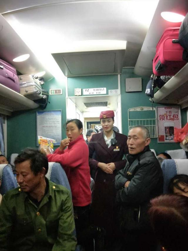 福渝列车爱心暖车厢 守护风雪回乡路 