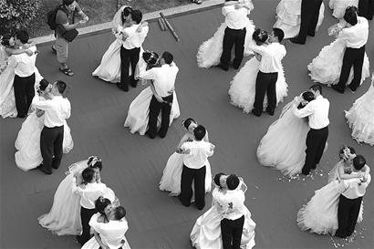 40对来厦员工10月1日办集体婚礼 男士下跪献花