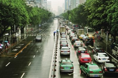 周一逢雨福州全城大堵车 网友微博戏称堵城