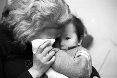 两岁娃娃总叫外婆妈妈 母亲来榕后杳无音讯_