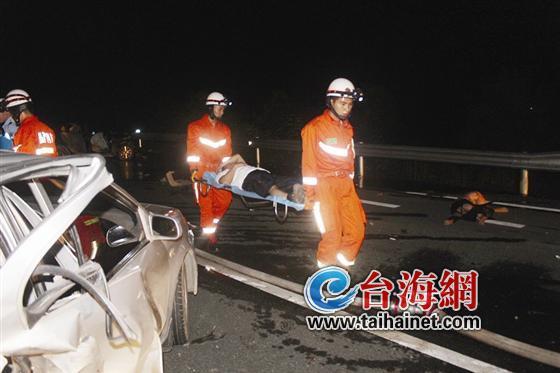 龙岩两车追尾司机被甩出 事故造成3人身亡