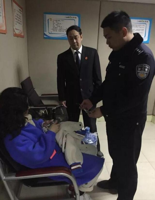龙岩女子火车站口神色慌张 看到警车后傻眼了
