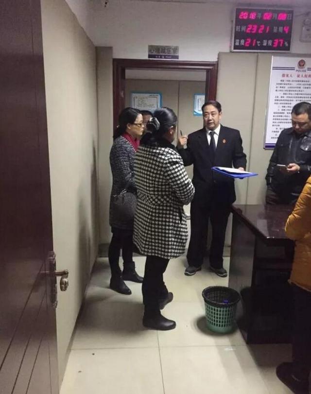 龙岩女子火车站口神色慌张 看到警车后傻眼了