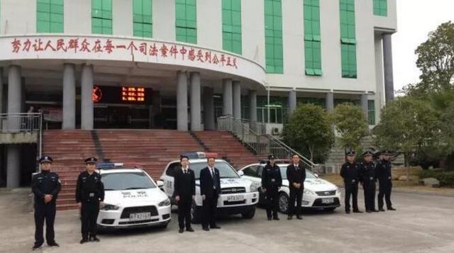 龙岩女子火车站口神色慌张 看到警车后傻眼了