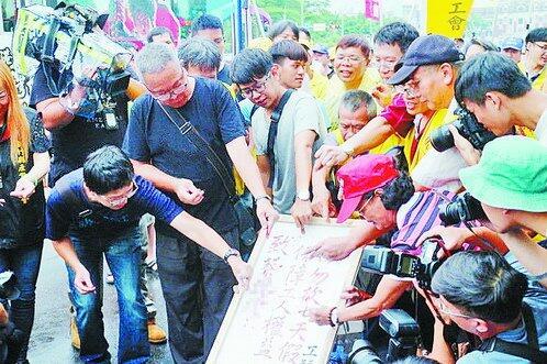 台当局取消七天法定假日 劳工刺手指写血书抗