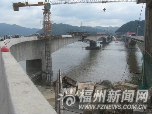 乌龙江大桥复线桥全线合龙 力争年底建成通车