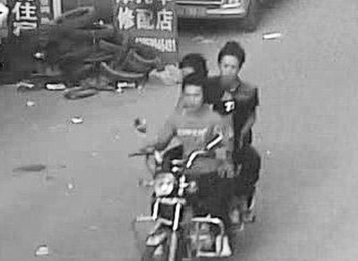 三劫匪飞车抢包下手狠 年轻护士摔下摩的身亡