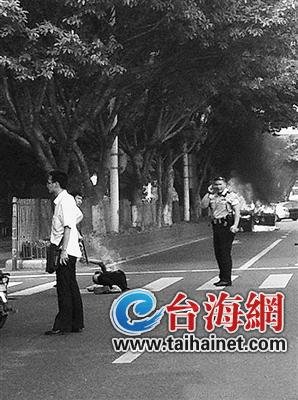 厦门一歹徒挟持母子索要50万 引爆豪车
