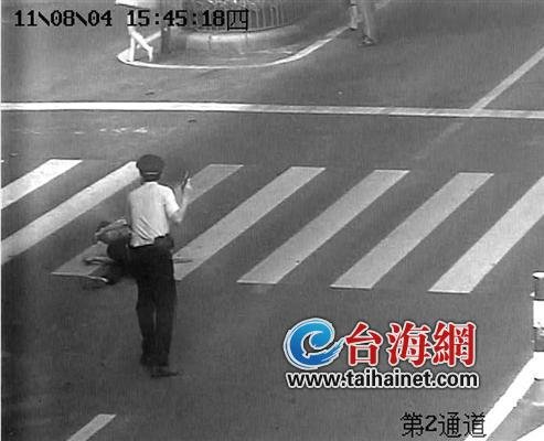 厦门一歹徒挟持母子索要50万 引爆豪车
