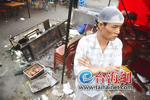 “酒霸”推销啤酒不成持刀砸场子 两家大排档遭打砸