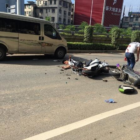 两辆电动车闯入机动车道相撞 一辆逆行一辆超速