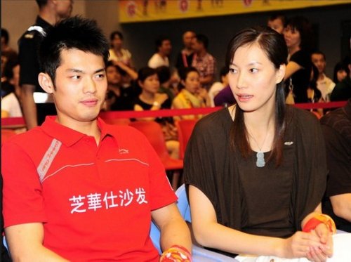 揭秘林丹婚礼现场:万朵白玫瑰映照新人走T台