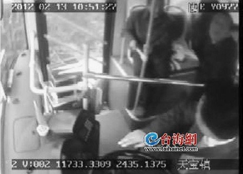 漳州一乘客未到站要求停车被拒 竟拳打公交司机