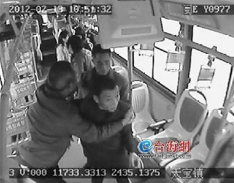 漳州一乘客未到站要求停车被拒 竟拳打公交司机