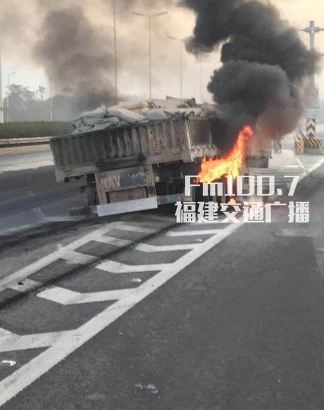 突发!仓山区一大货车发生自燃 消防紧急扑救