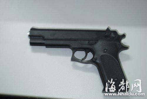 12岁男孩左眼被仿真玩具枪射伤 眼睛流血