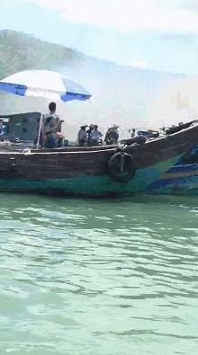 今天中午漳州一渔排着火 黑烟滚滚