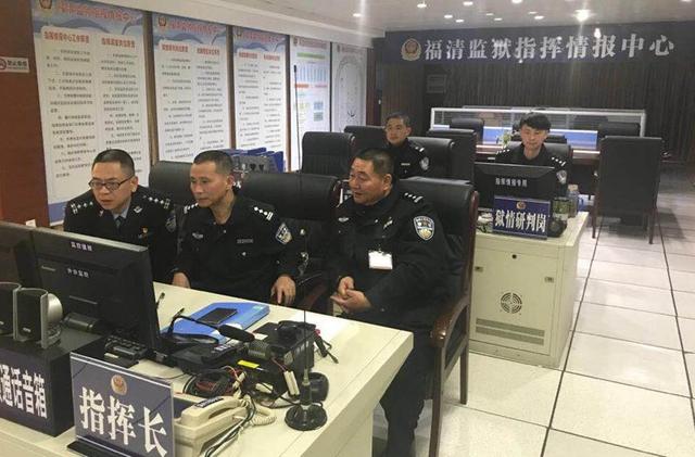除夕夜 福建监狱警察高墙内巡逻