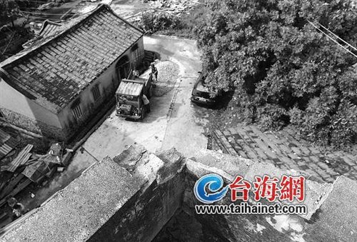 暴雨天一声巨响 集美一村民的屋顶被闪电击中