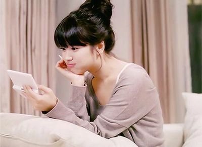 那么女生哪些瞬间人的小动作让男生心动呢?