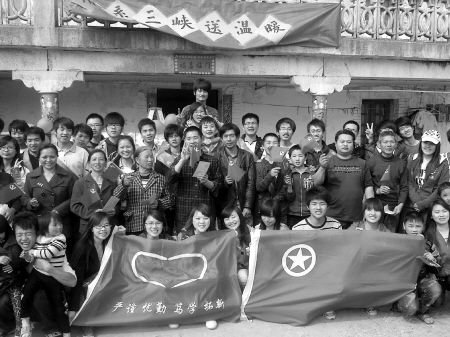 福师大志愿者 带盲人去森林公园感受自然_大闽