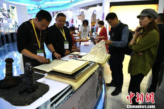海峡两岸精致工艺品亮相“文博会”