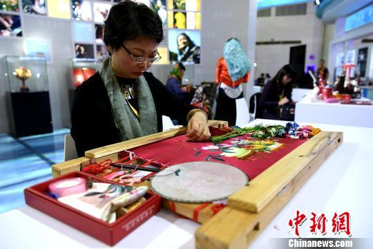 海峡两岸精致工艺品亮相“文博会”