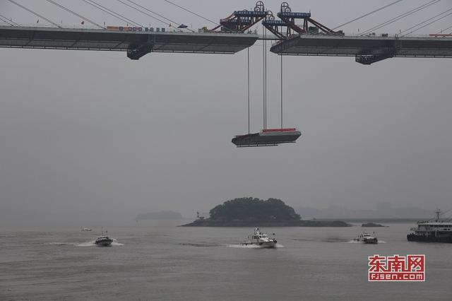 全国第一!福州绕城公路长门特大桥完成合龙吊
