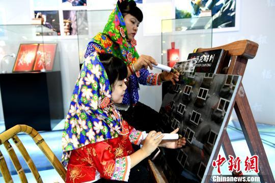 海峡两岸精致工艺品亮相“文博会”