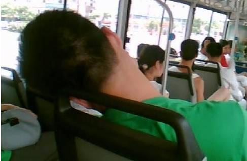 福州两公交车追尾14名乘客受伤 女学生脸部毁容