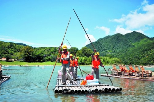 6年坚守 感动留守老人的流动竹排便利店