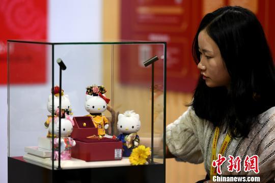 海峡两岸精致工艺品亮相“文博会”