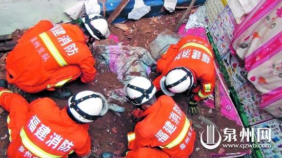 泉州一古厝屋顶坍塌 六旬老人被埋废墟身亡(图