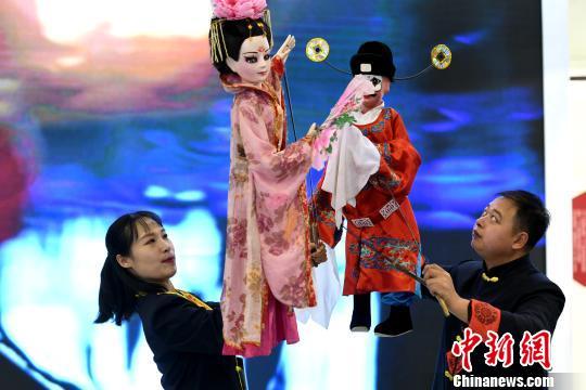海峡两岸精致工艺品亮相“文博会”