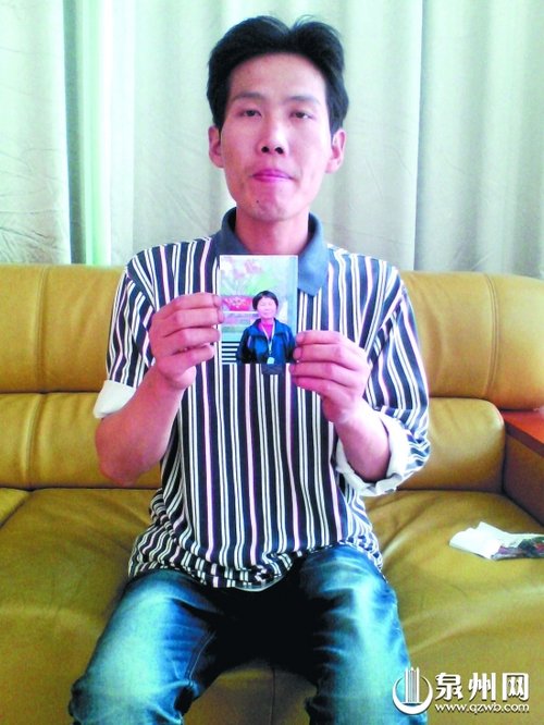 患精神病母亲频走失 孝子彻夜寻母流泪跪地求助