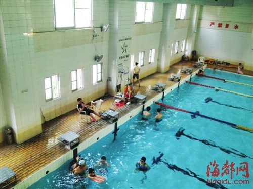 记者调查发现 榕城有些游泳池救生员不到位