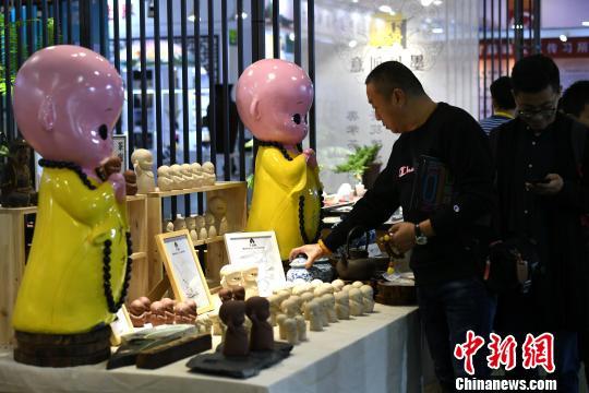 海峡两岸精致工艺品亮相“文博会”