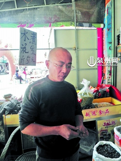 <em>孟非</em>窝在漳州卖水果 年轻人要跟他合影_大闽