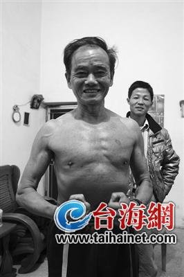 冬日光膀子 七旬老人日跑万米