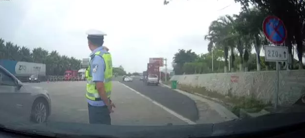 十万火急漳州一孕妇临产 却被“堵”高速