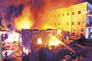 <em>厦门</em>一仓库起火3人受伤 大火中有人<em>穿短裤</em>逃出