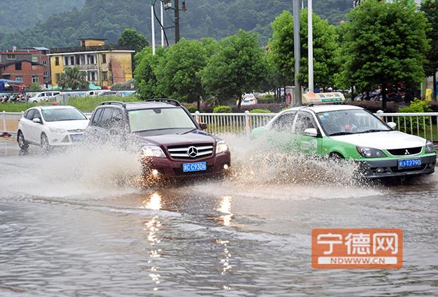 受台风影响 宁德金涵小区路段出现严重积水