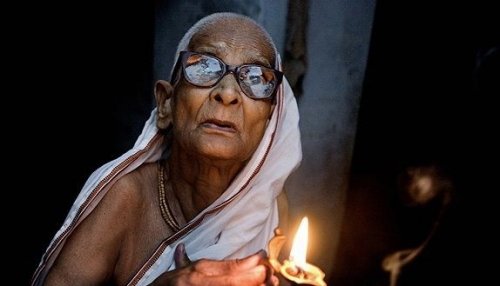 揭秘 印度  寡妇村 9千名寡妇侍奉英雄之神_大闽