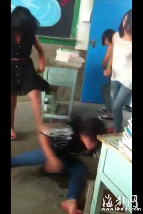 五<em>初中女生</em>暴打狠踹女同学 众同学起哄没人劝