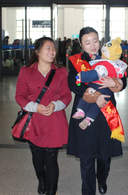 2014微笑之星:许靓火车站服务温馨事迹