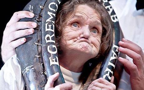 英国老妇27次鬼脸比赛夺冠 成全球最丑女人