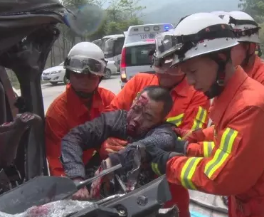龙海九湖往平和方向路段发生惨烈车祸 一人死亡
