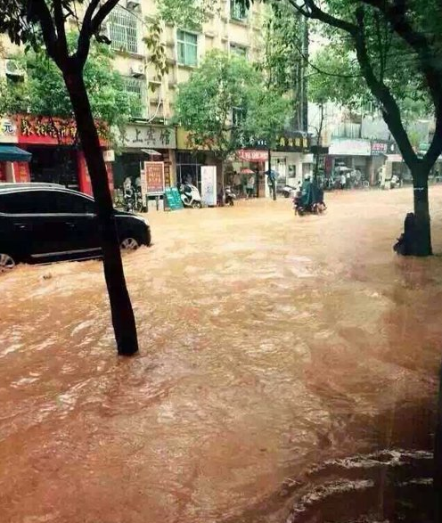 福建三明暴雨_福建暴雨预警_福建龙岩暴雨央视新闻
